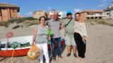“Salviamo il Mare dalla Plastica”: volontari ripuliscono la spiaggia di Torvaianica dopo la mareggiata