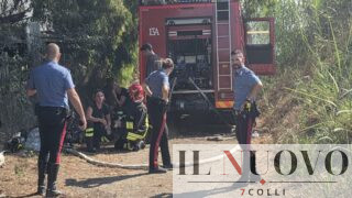 Ostia, incendio al rimessaggio: tre vigili del fuoco soccorsi durante le operazioni di spegnimento