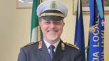Fabio Morolli, l’ispettore capo della Polizia Locale di Cerveteri morto in un incidente, oggi i funerali: ‘Non fiori, ma offerte alla Croce Rossa’