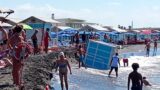 Ostia, paura al Gambrinus: cabina crolla sulla spiaggia davanti ai bagnanti
