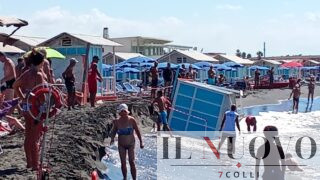 Ostia, paura al Gambrinus: cabina crolla sulla spiaggia davanti ai bagnanti