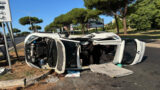 Terribile incidente sulla Colombo, auto ribaltata e coppia in ospedale in codice rosso: ‘Aiutateci, cerchiamo testimoni’ (FOTO)