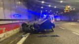 Roma, incidente sul GRA nella Galleria Appia: scontro tra due auto, una si ribalta