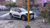 Roma, scontro tra tre auto sulla Trionfale: una finisce nella veranda del ristorante
