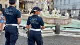 Roma, denunce per furto di monete nelle fontane di Piazza Navona e sanzioni a Trinità dei Monti