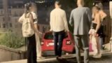 Roma, finisce con l’auto sulla scalinata di Trinità dei Monti: è stato rintracciato dopo la fuga
