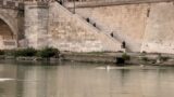 Roma, tenta il suicidio da Ponte Sisto: i Carabinieri si gettano nel Tevere e lo salvano (VIDEO)