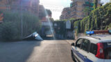 Roma, camion sbatte contro il ponte e perde la centina: l’incidente a Villa Bonelli