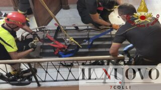 Roma, uomo soccorso con barella aerea in via Latina
