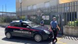 Tor San Lorenzo, vede i carabinieri e tenta la fuga nel boschetto: preso con la droga