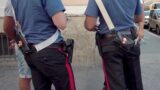 Roma, con la pistola in mano fuori dal market spaventa clienti e residenti: 60enne denunciato