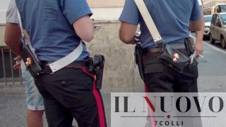 Roma, con la pistola in mano fuori dal market spaventa clienti e residenti: 60enne denunciato