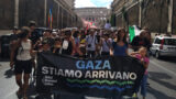 Roma in piazza per Gaza: migliaia di studenti (e non solo) bloccano la città, fumogeni e cortei dal centro alle periferie (FOTO E VIDEO)