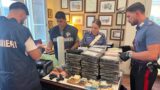 Roma, casa e box trasformati in ‘fortino’: dentro 67 kg di cocaina, migliaia di euro e due pistole (VIDEO)