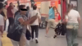 “Guerriglia” urbana nella Metro a Roma, beccati a rubare usano gli estintori: terrore tra i passeggeri (VIDEO)