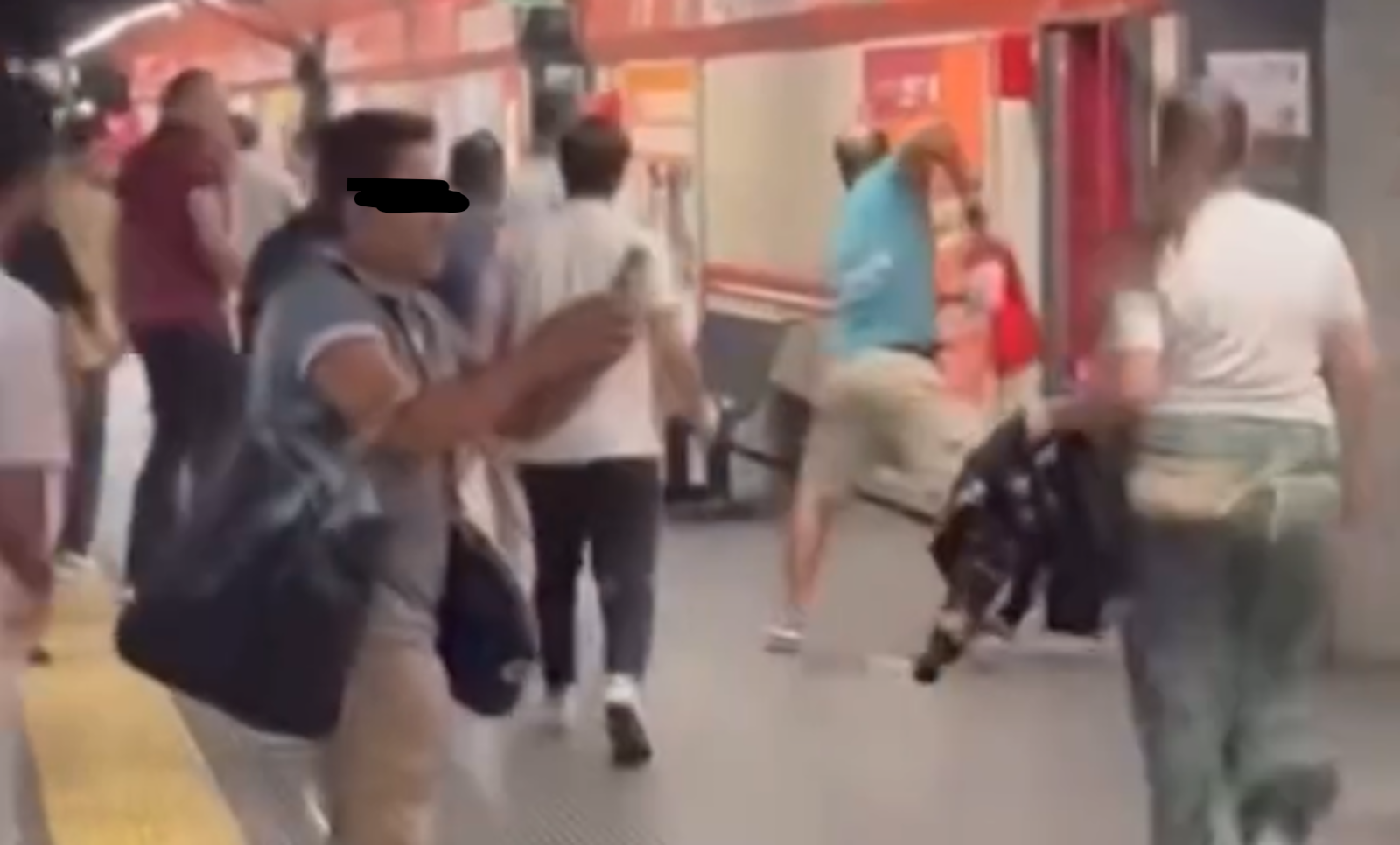 Guerriglia nella Metro A a Roma