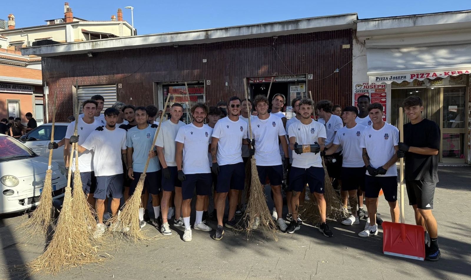 I calciatori del Montespaccato calcio puliscono il quartiere