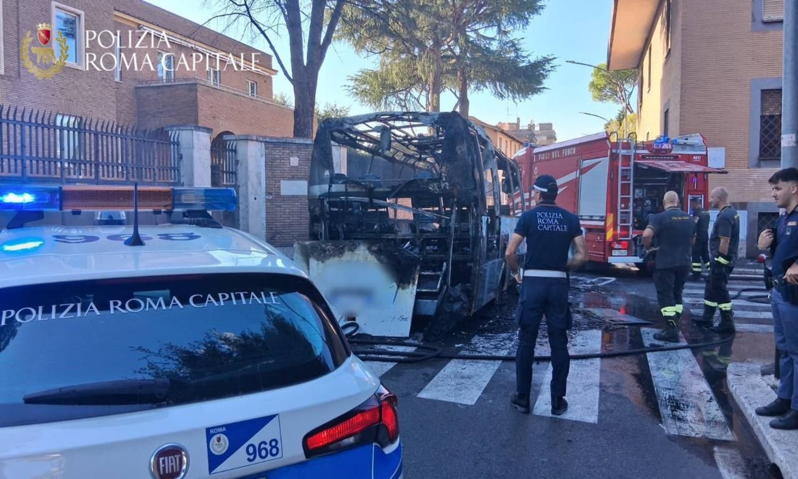 Incendio minibus sulla Cassia a Roma