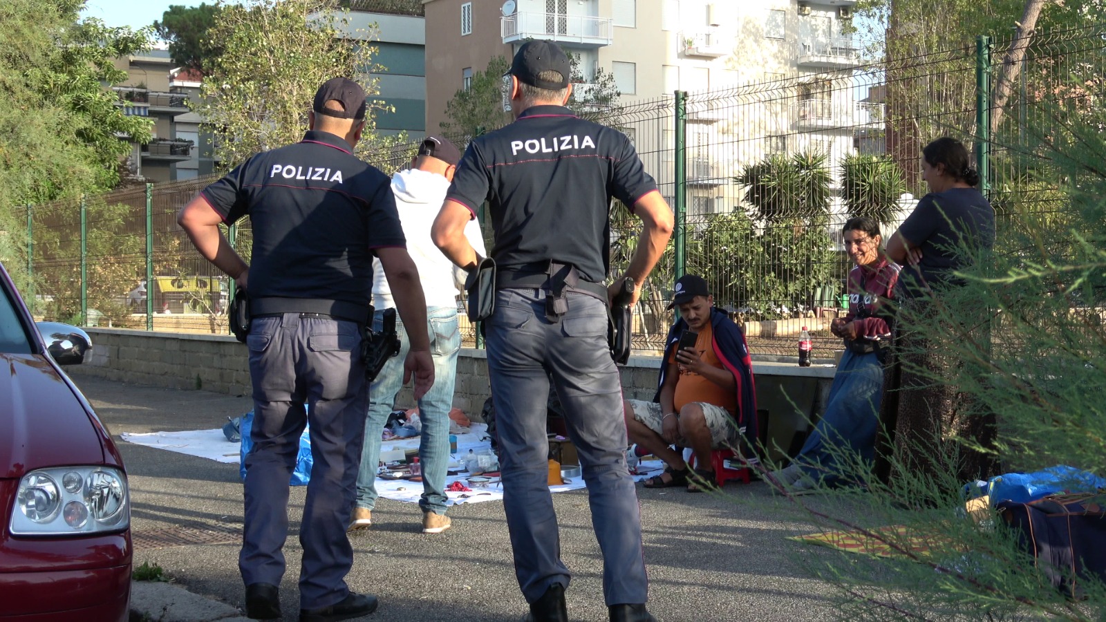 Mercatino abusivo via Oletta a Ostia