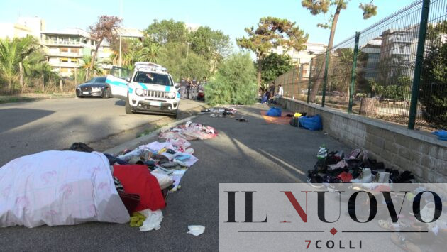 Mercatino abusivo via Oletta a Ostia