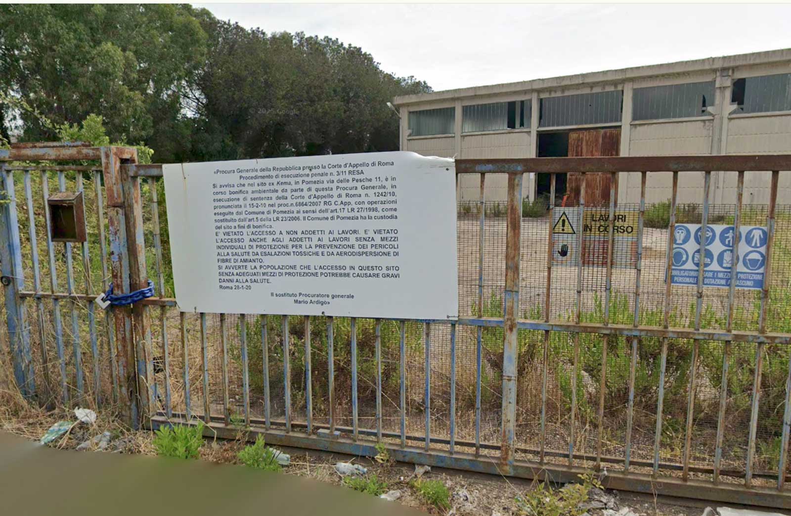 Pomezia, l'ingresso al sito chimico ex Kema, su via delle Pesche