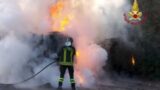 Roma, il mezzo Ama prende fuoco, via Aurelia bloccata: rifiuti gettati a terra per evitare che prendessero fuoco