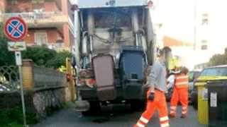 Torvaianica, rimane incastrato mentre scarica il vetro: operaio perde un dito