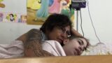 Roma, la Regione non dà l’assistenza necessaria, lei è costretta a lasciare il lavoro per la figlia disabile gravissima: “Caregiver abbandonati: senza tutele, senza pensione, senza futuro”