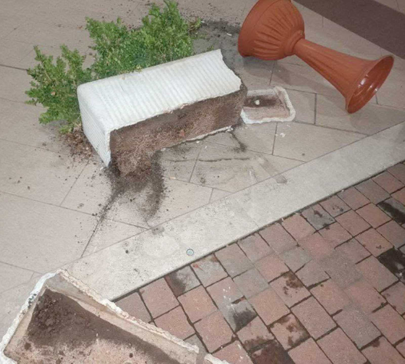 Roma, vandalismo contro le fioriere