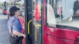 Roma, caos a Termini: un uomo ubriaco danneggia un bus Atac con un cartello