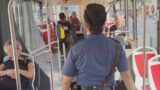 Roma, perde l’autobus e spacca il vetro a bottigliate: denunciato un 60enne