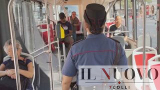 Roma, panico sul bus Atac 775: passeggero spruzza spray urticante prima di scendere, 90enne finisce in ospedale