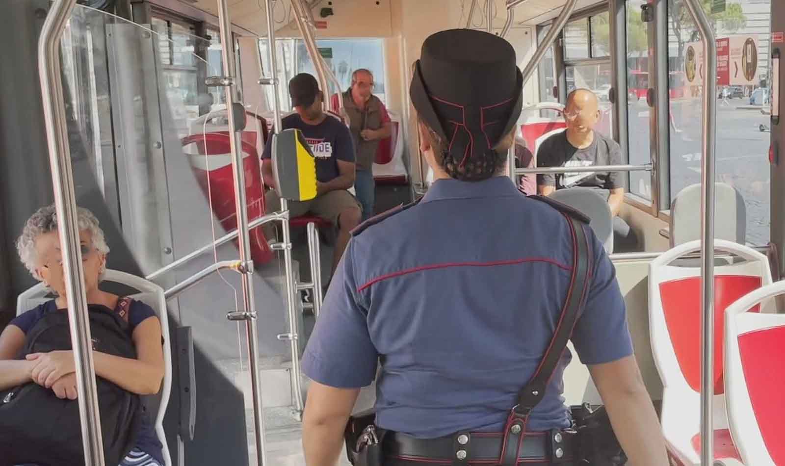 Roma, Carabinieri in azione su un autobus