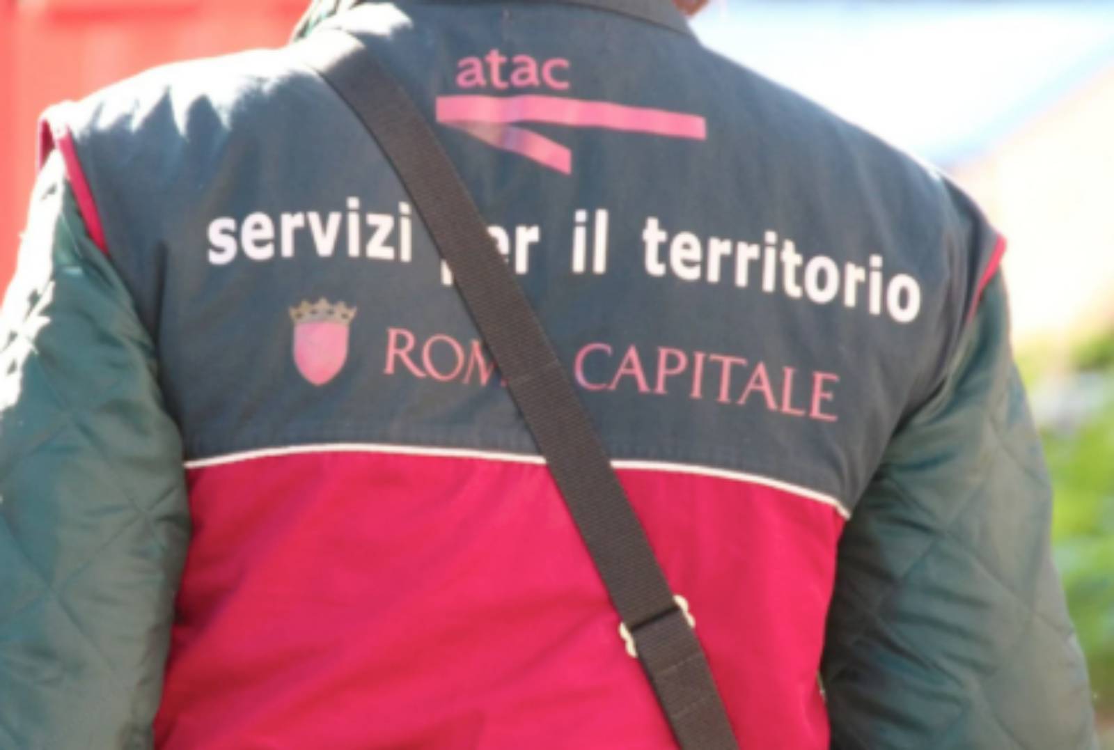 Roma, un classico controllore Atac in servizio