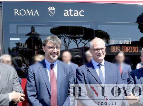 Roma, sullo sfondo un bus Atac, in primo piano il sindaco Gualtieri e l'assessore alla Mobilità Eugenio Patanè, foto del Comune di Roma
