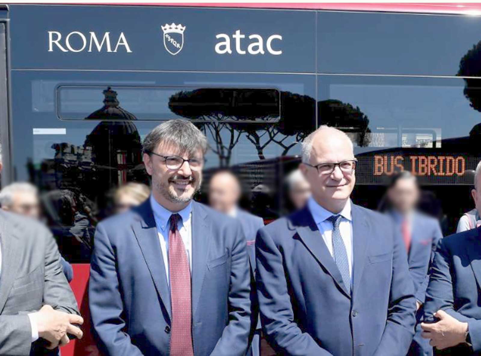 Roma, sullo sfondo un bus Atac, in primo piano il sindaco Gualtieri e l'assessore alla Mobilità Eugenio Patanè, foto del Comune di Roma