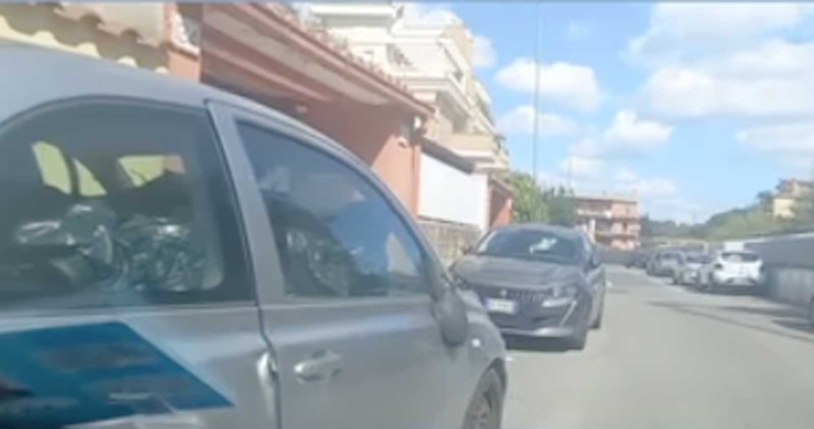 Roma, auto abbandonate usate come magazzino, la video denuncia di Welcome to Favelas