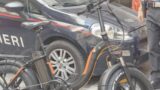 Roma, ladro di biciclette pizzicato grazie al GPS nascosto sotto la sella: arrestato 52enne