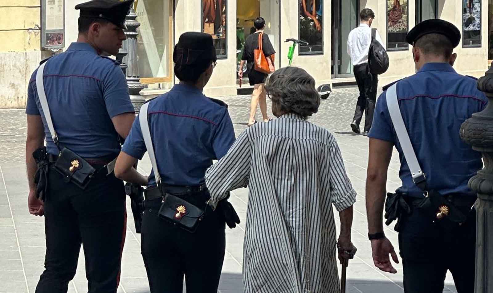 Roma, carabinieri in azione anziani