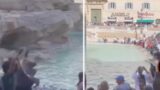 Roma, flash mob pro Flotilla: barche di carta dentro Fontana di Trevi. Esposta bandiera One Piece