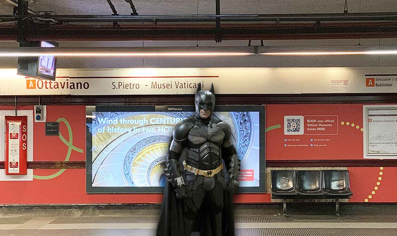 Roma, metro Ottaviano omaggia Batman e Gotham City