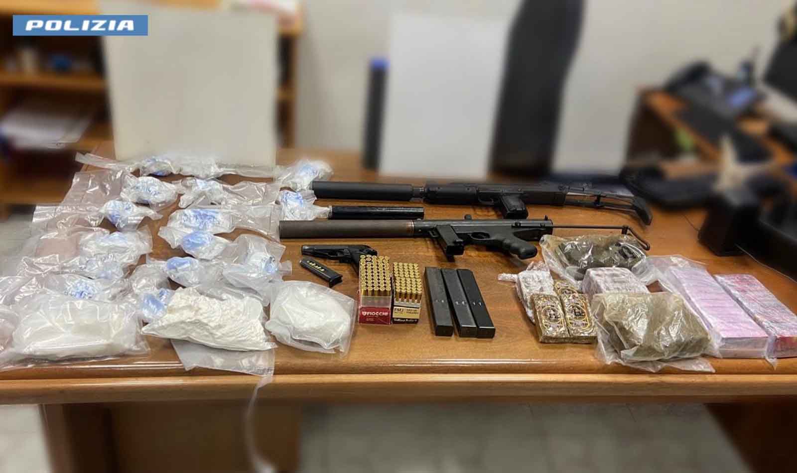 Roma, nascondeva droga e un arsenale nel garage