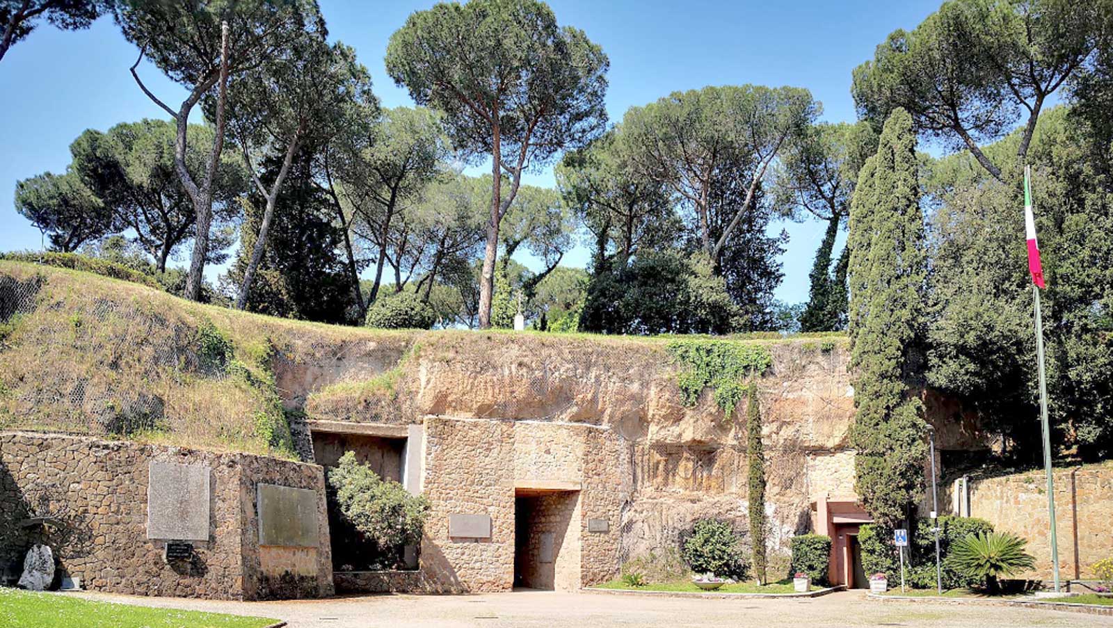 Roma, l'ingresso al Mausoleo delle fosse Ardeatina, foto Google maps