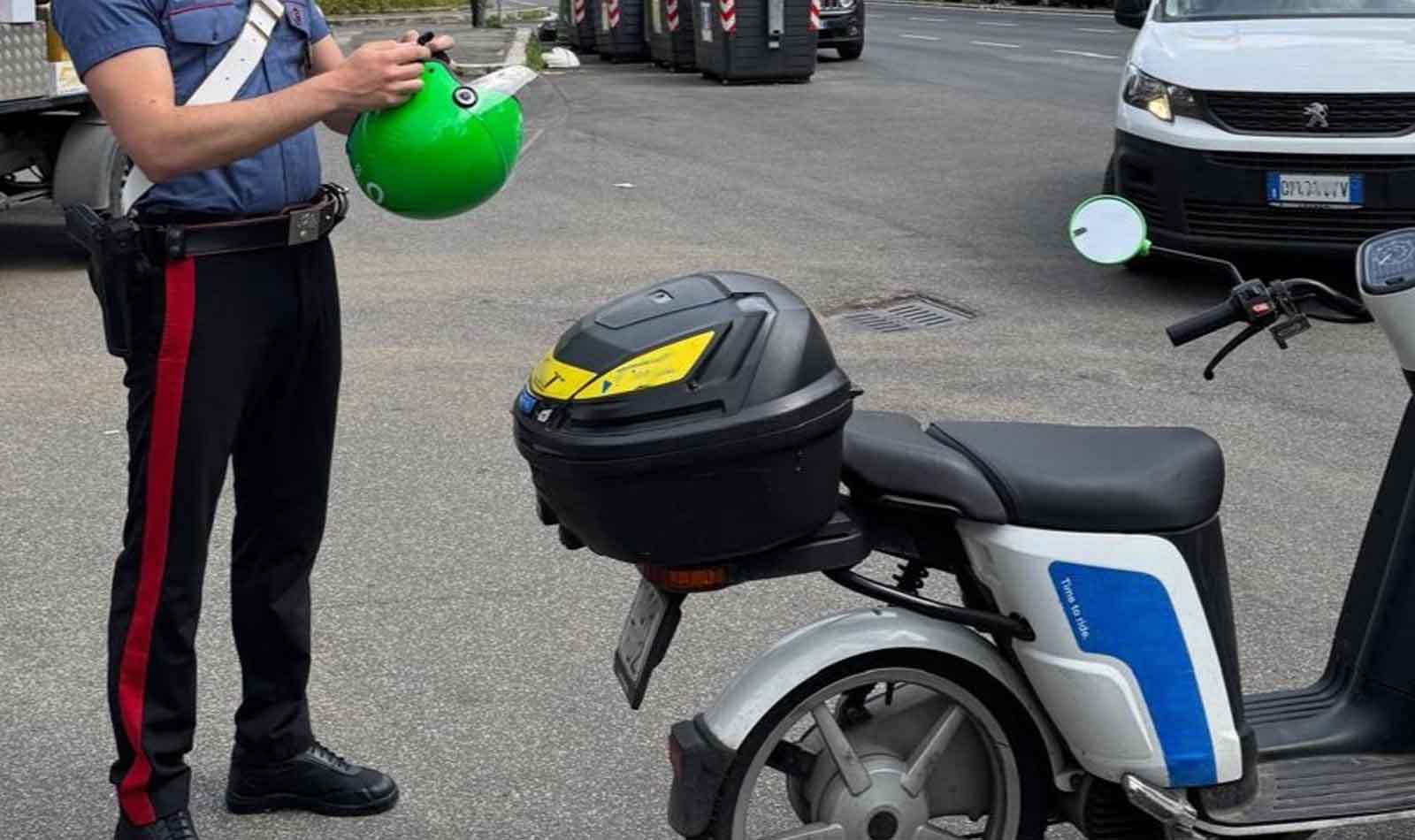 Roma, sorpreso a rubare scooter a casa lo aspettavano dosi di shaboo