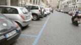 Roma, annullati 11mila pass per la sosta gratuita: erano intestati a defunti e non residenti
