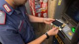 Roma, trappola al bancomat: arrestato uomo con skimmer e carte false