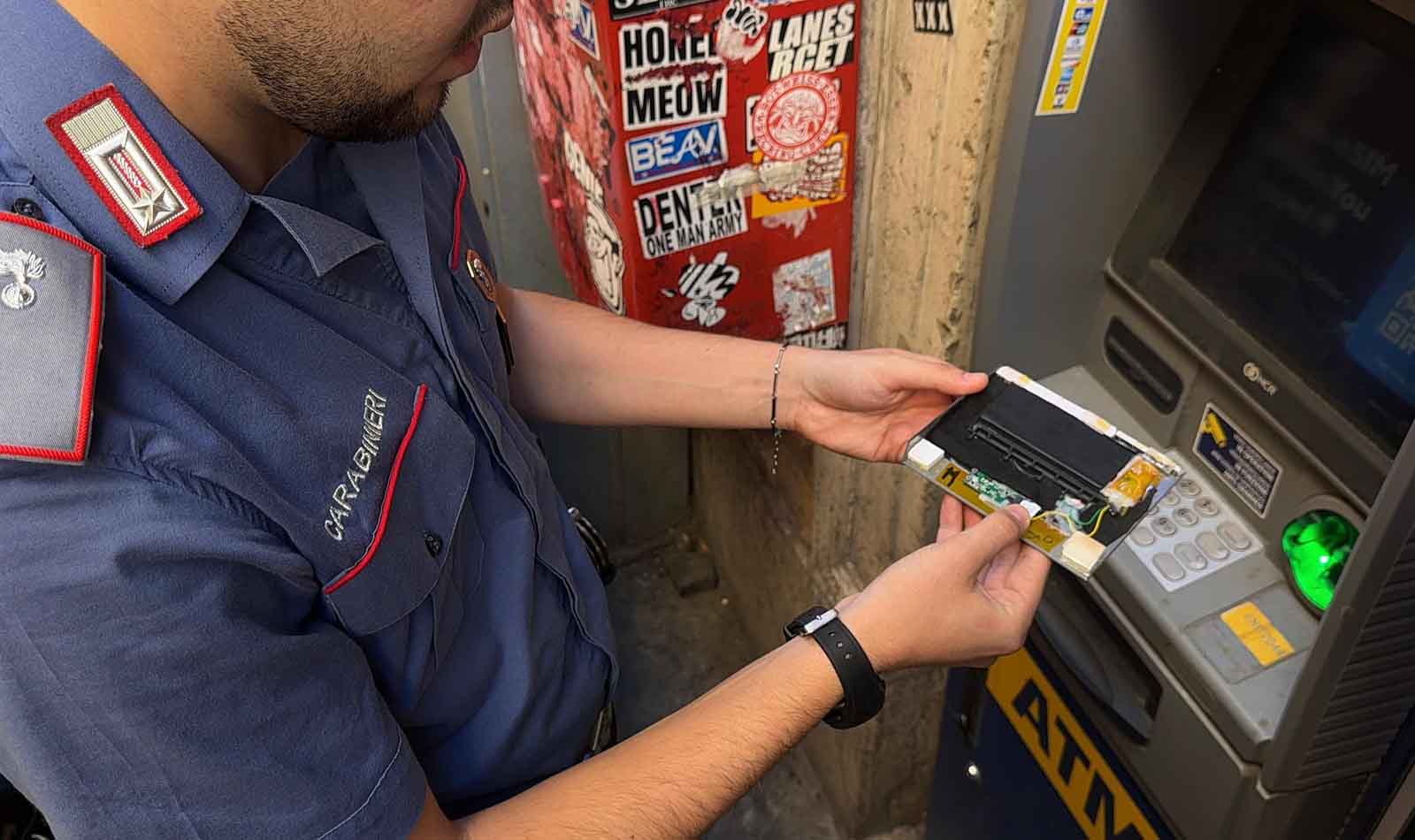Roma, trappola al bancomat, arrestato uomo con skimmer e carte false