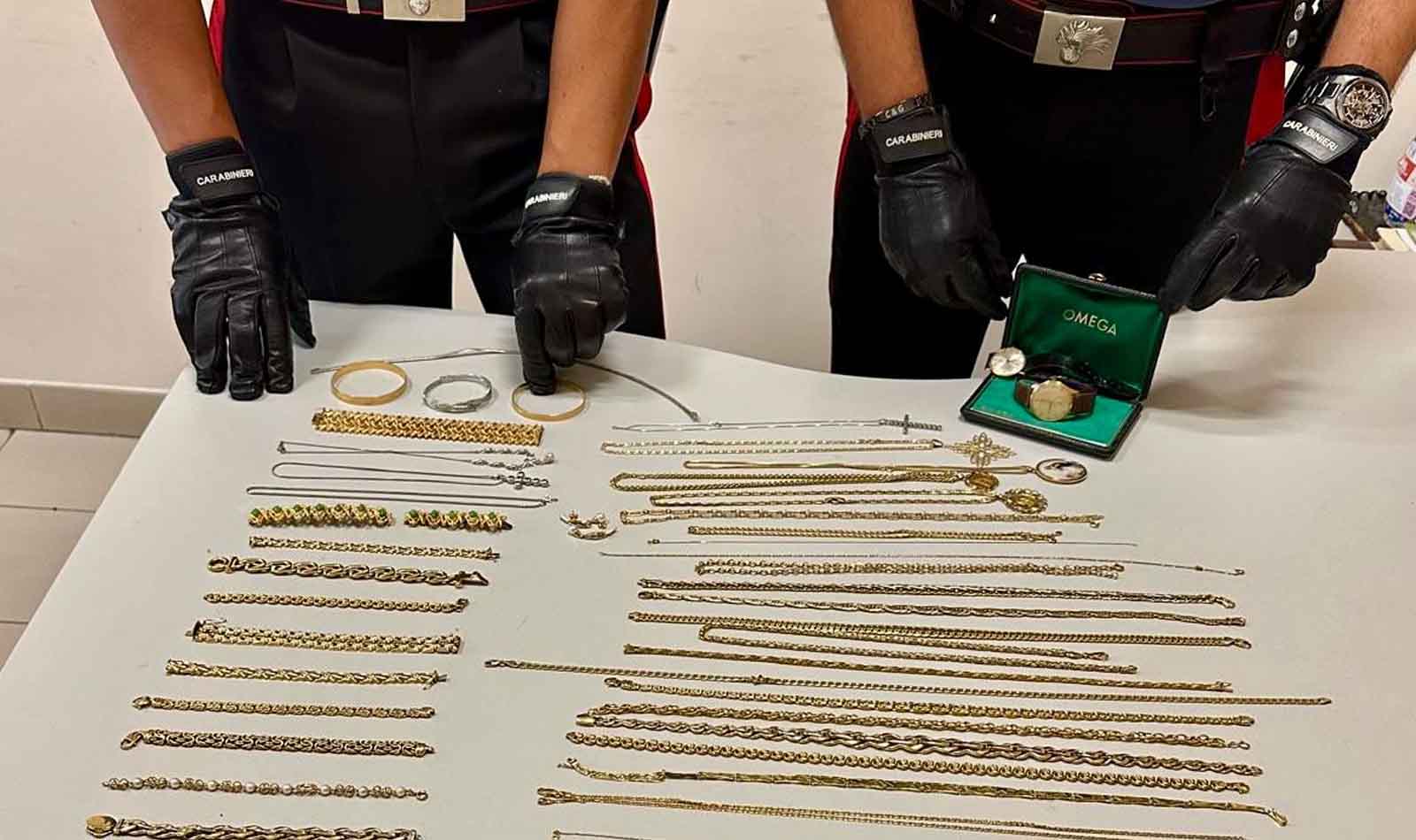 Roma, truffatori sorpresi con gioielli e telefono rubato Tiburtina