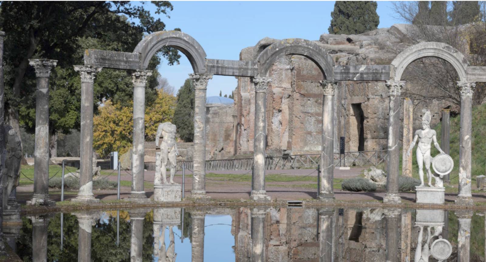 Tivoli, villa Adriana, particolare delle piscine con statue