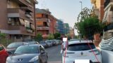 Roma, sosta selvaggia all’Alessandrino e Centocelle: auto su marciapiedi e strisce pedonali. ‘Slalom’ dei pedoni tra promesse e fallimenti dell’Amministrazione
